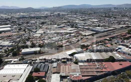VENTA GRAN TERRENO CERCA A PARQUE AGUA AZUL, LA AURORA, GUADALAJARA