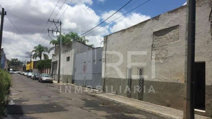 VENTA GRAN TERRENO CERCA A PARQUE AGUA AZUL, LA AURORA, GUADALAJARA
