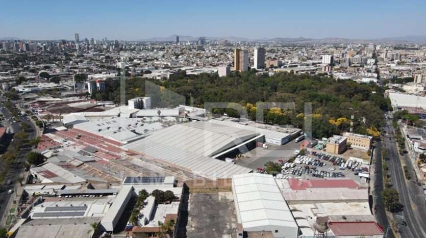VENTA GRAN TERRENO CERCA A PARQUE AGUA AZUL, LA AURORA, GUADALAJARA