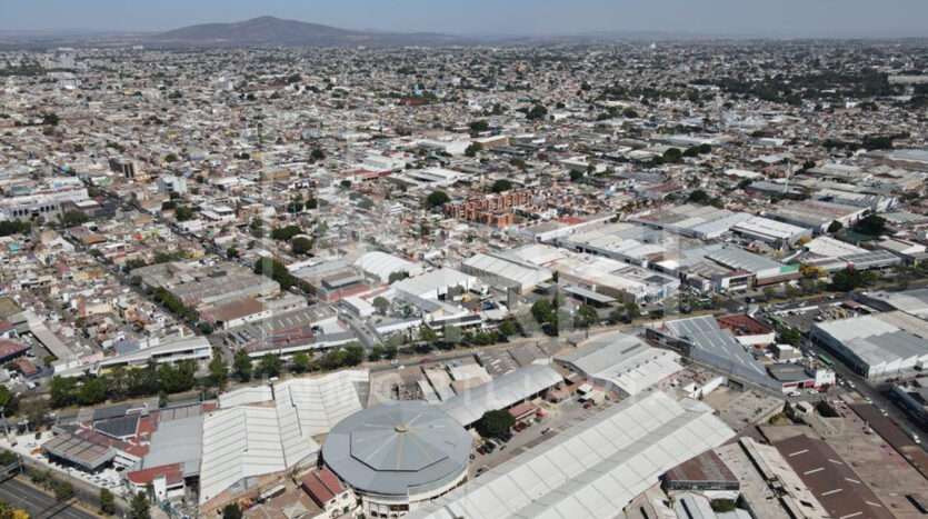 VENTA GRAN TERRENO CERCA A PARQUE AGUA AZUL, LA AURORA, GUADALAJARA