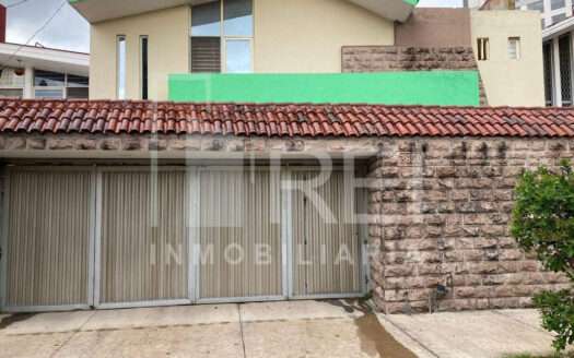 VENTA CASA CON ALBERCA EN LOMA BONITA ZAPOPAN