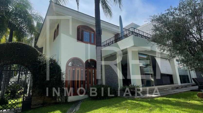 VENTA RESIDENCIA EN ESQUINA VALLE REAL ZAPOPAN