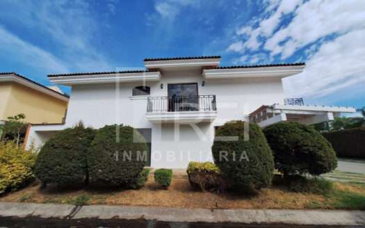 RENTA CASA EN LOS MANZANOS TLAJOMULCO