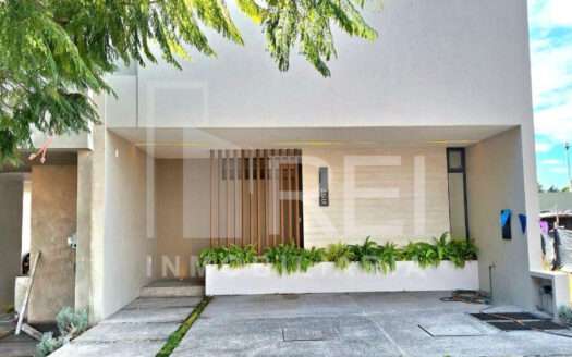 VENTA CASA EN EL PARAJE LAS GRULLAS TLAJOMULCO