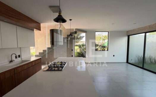 RENTA CASA EN ZOI SANTA ANITA A PASOS DE GALERIAS SUR