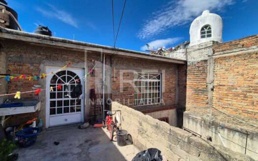 CASA DUPLEX EN VENTA A MEDIA CUADRA DE JUAN GIL PRECIADO ZAPOPAN