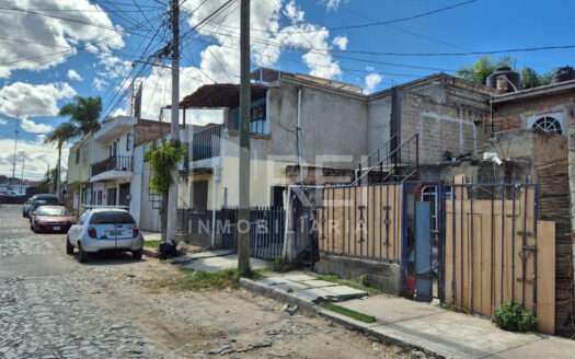 CASA DUPLEX EN VENTA A MEDIA CUADRA DE JUAN GIL PRECIADO ZAPOPAN