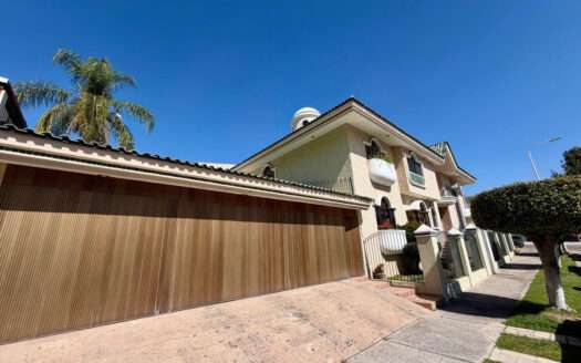 CASA EN VENTA BUGAMBILIAS PRIMERA SECCION ZAPOPAN