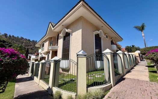 CASA EN VENTA BUGAMBILIAS PRIMERA SECCION ZAPOPAN