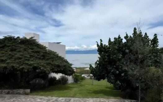 CASA EN VENTA A PIE DEL LAGO DE CHAPALA TUXCUECA JALISCO