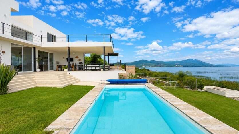 CASA EN VENTA A PIE DEL LAGO DE CHAPALA TUXCUECA JALISCO