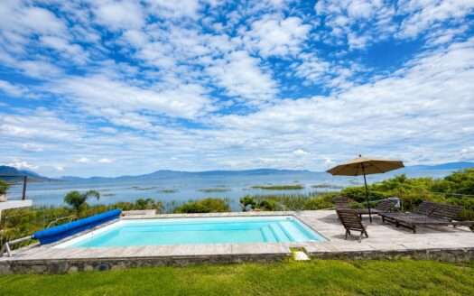 CASA EN VENTA A PIE DEL LAGO DE CHAPALA TUXCUECA JALISCO