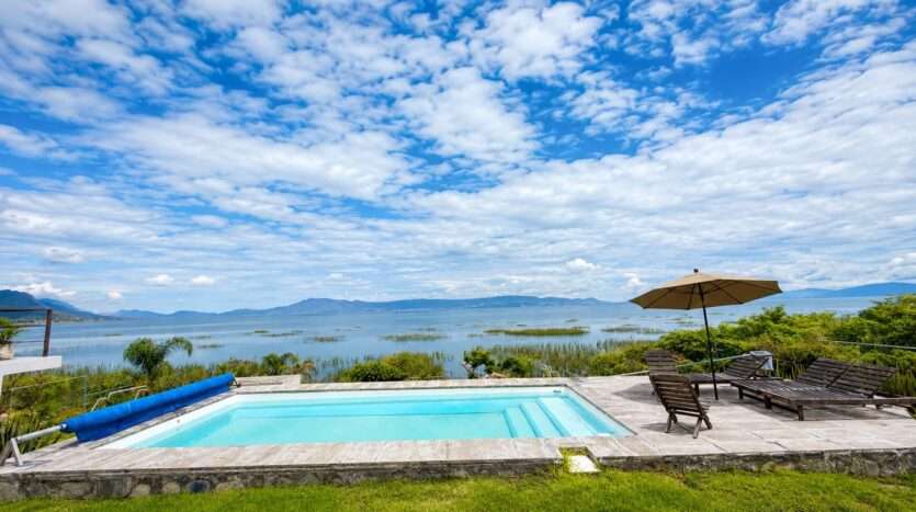 CASA EN VENTA A PIE DEL LAGO DE CHAPALA TUXCUECA JALISCO