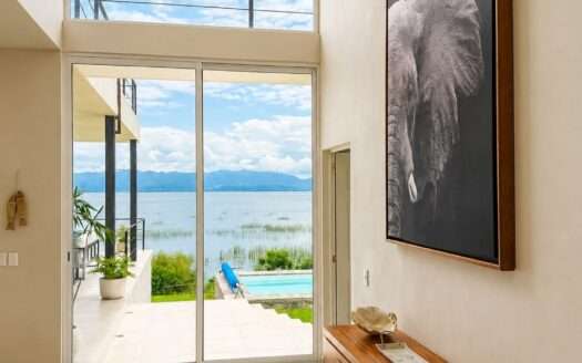 CASA EN VENTA A PIE DEL LAGO DE CHAPALA TUXCUECA JALISCO
