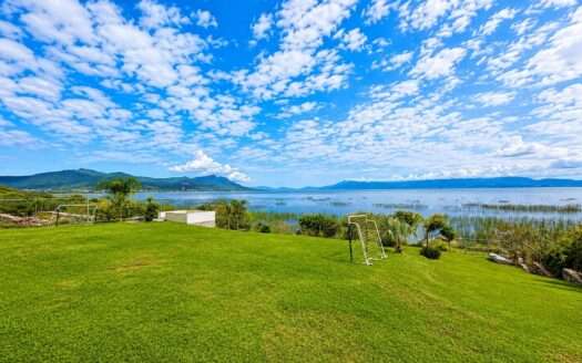 CASA EN VENTA A PIE DEL LAGO DE CHAPALA TUXCUECA JALISCO