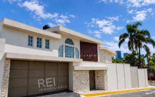CASA AMUEBLADA EN RENTA COLINAS DE SAN JAVIER ZAPOPAN