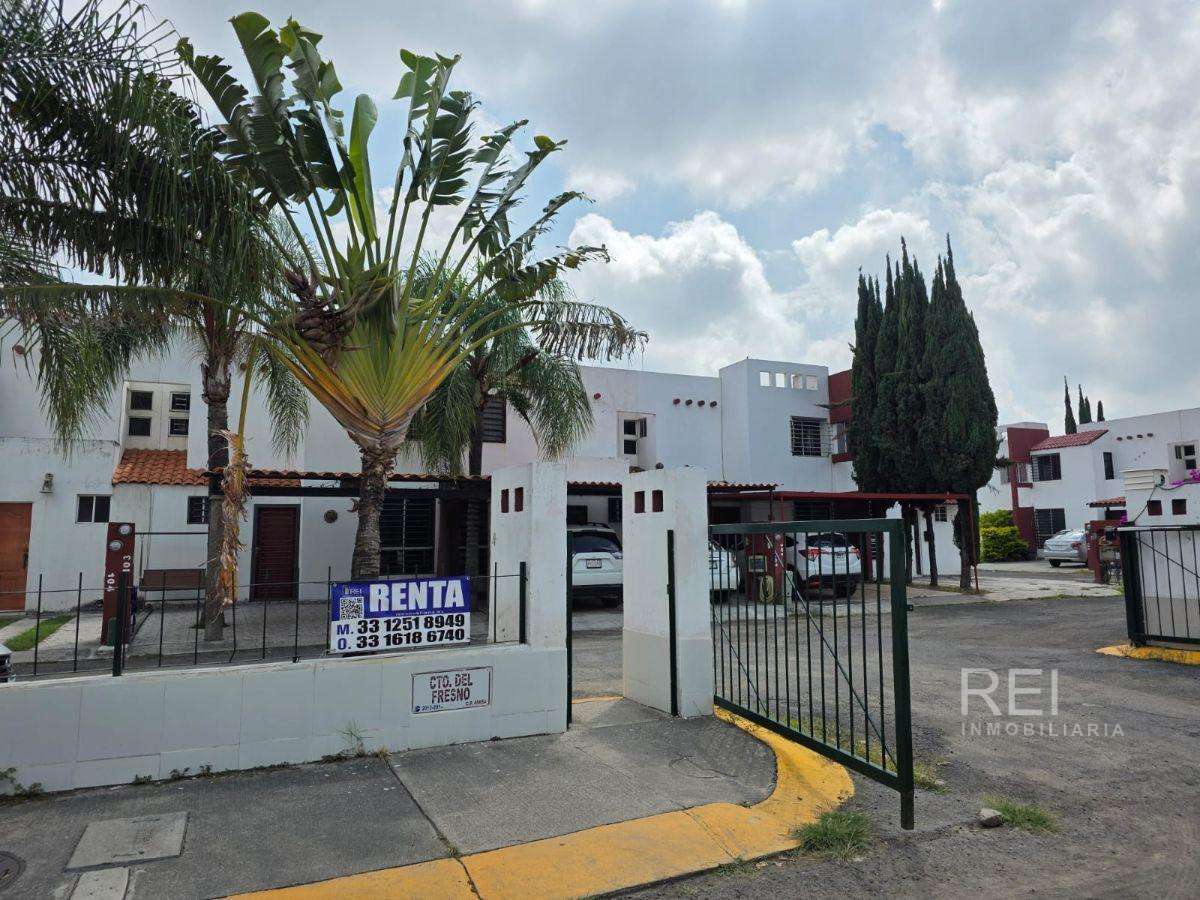 CASA EN RENTA ALTUS BOSQUES TLAJOMULCO