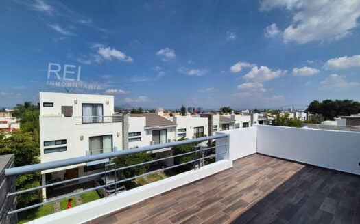 CASA EN RENTA COTO ARANDANOS ZONA VALDEPEÑAS ZAPOPAN